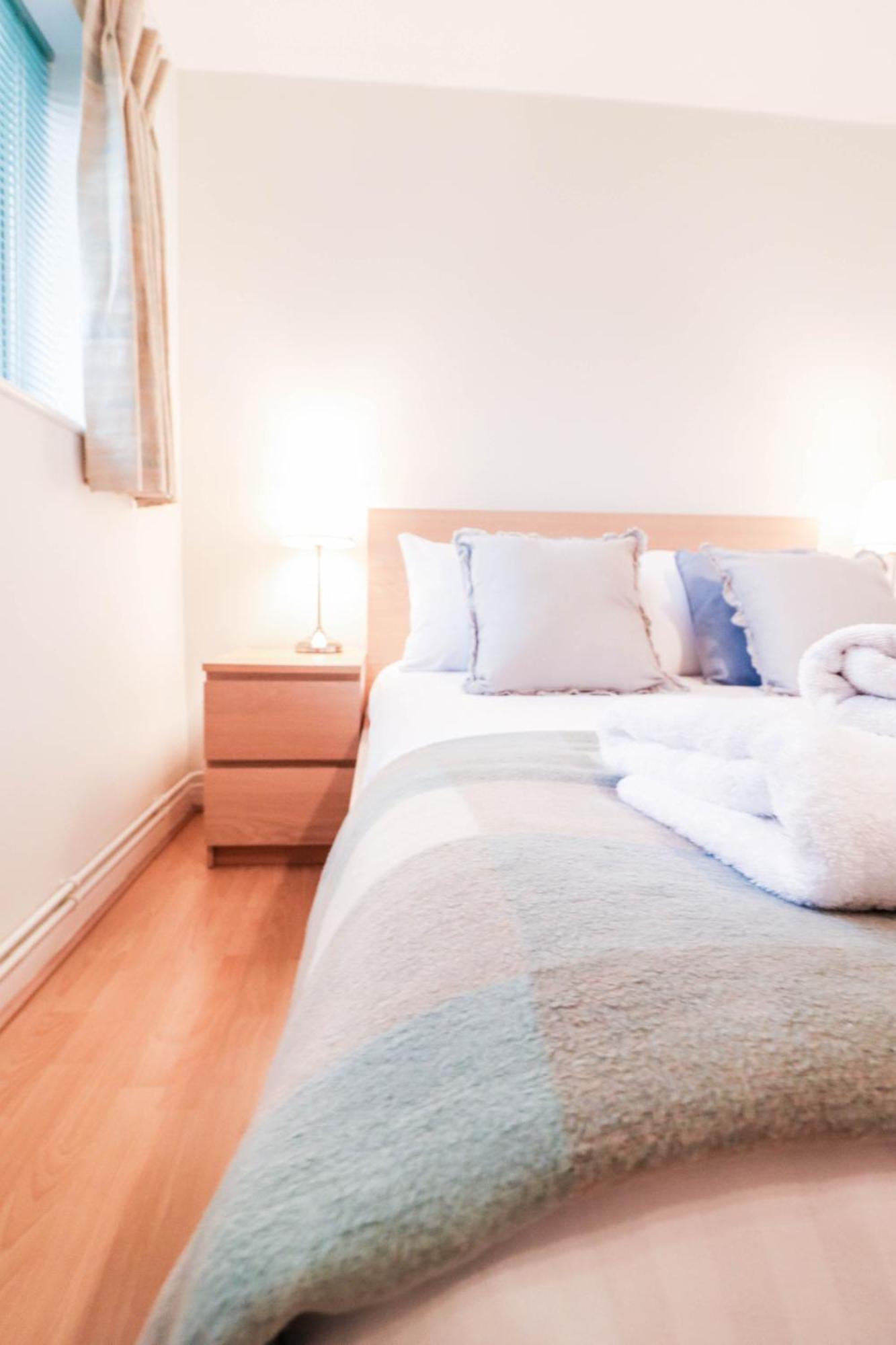 Bright And Spacious Contractor House L Parking! Borehamwood Exteriér fotografie