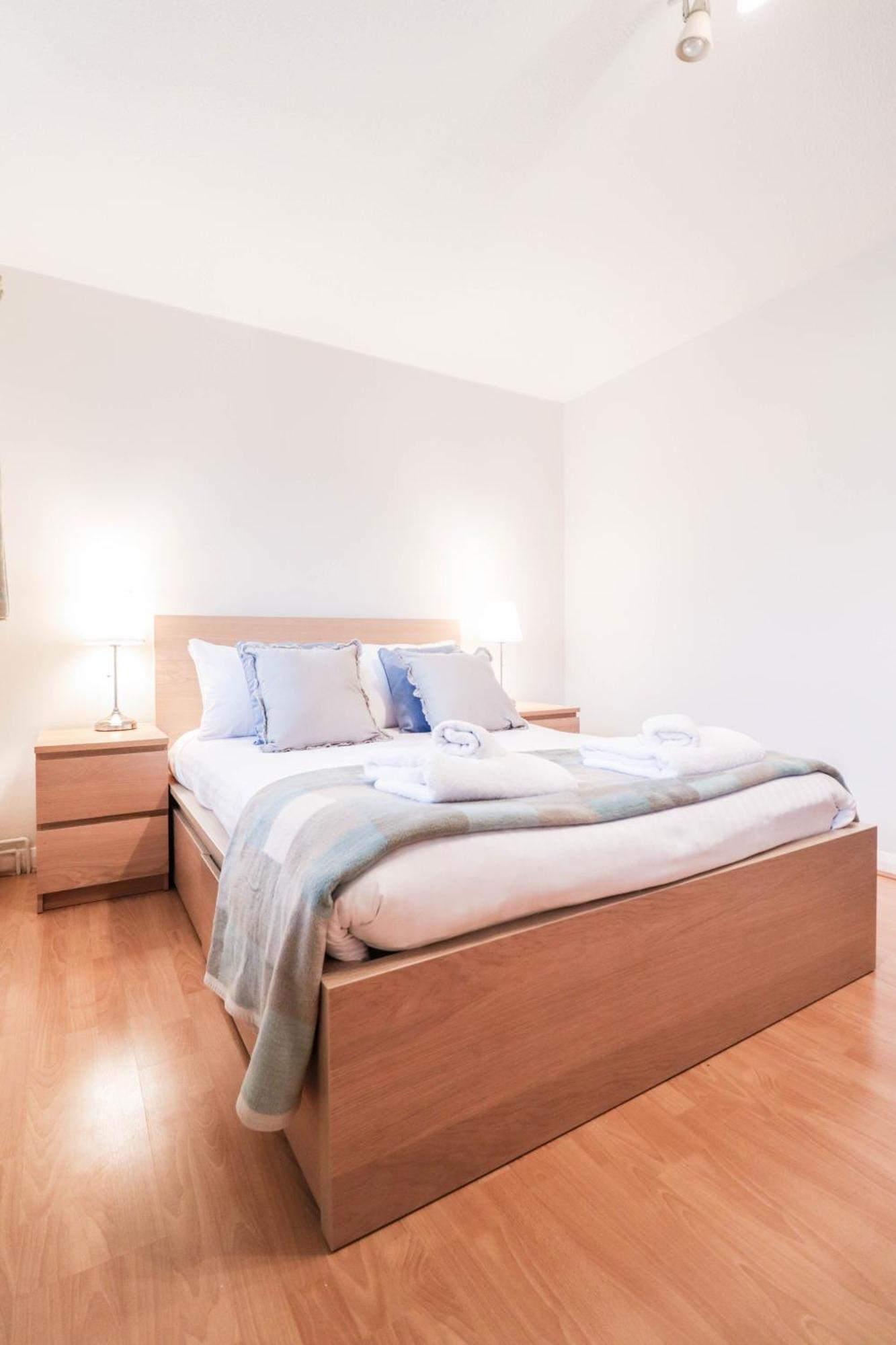 Bright And Spacious Contractor House L Parking! Borehamwood Exteriér fotografie