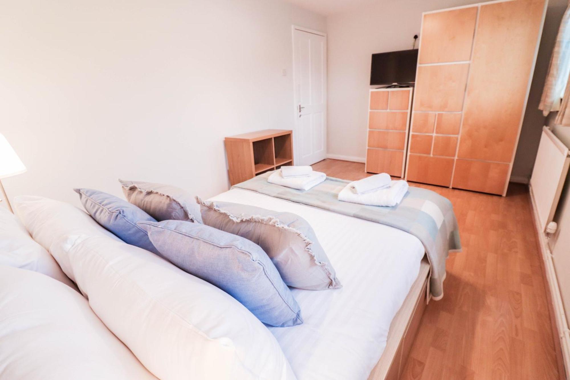 Bright And Spacious Contractor House L Parking! Borehamwood Exteriér fotografie