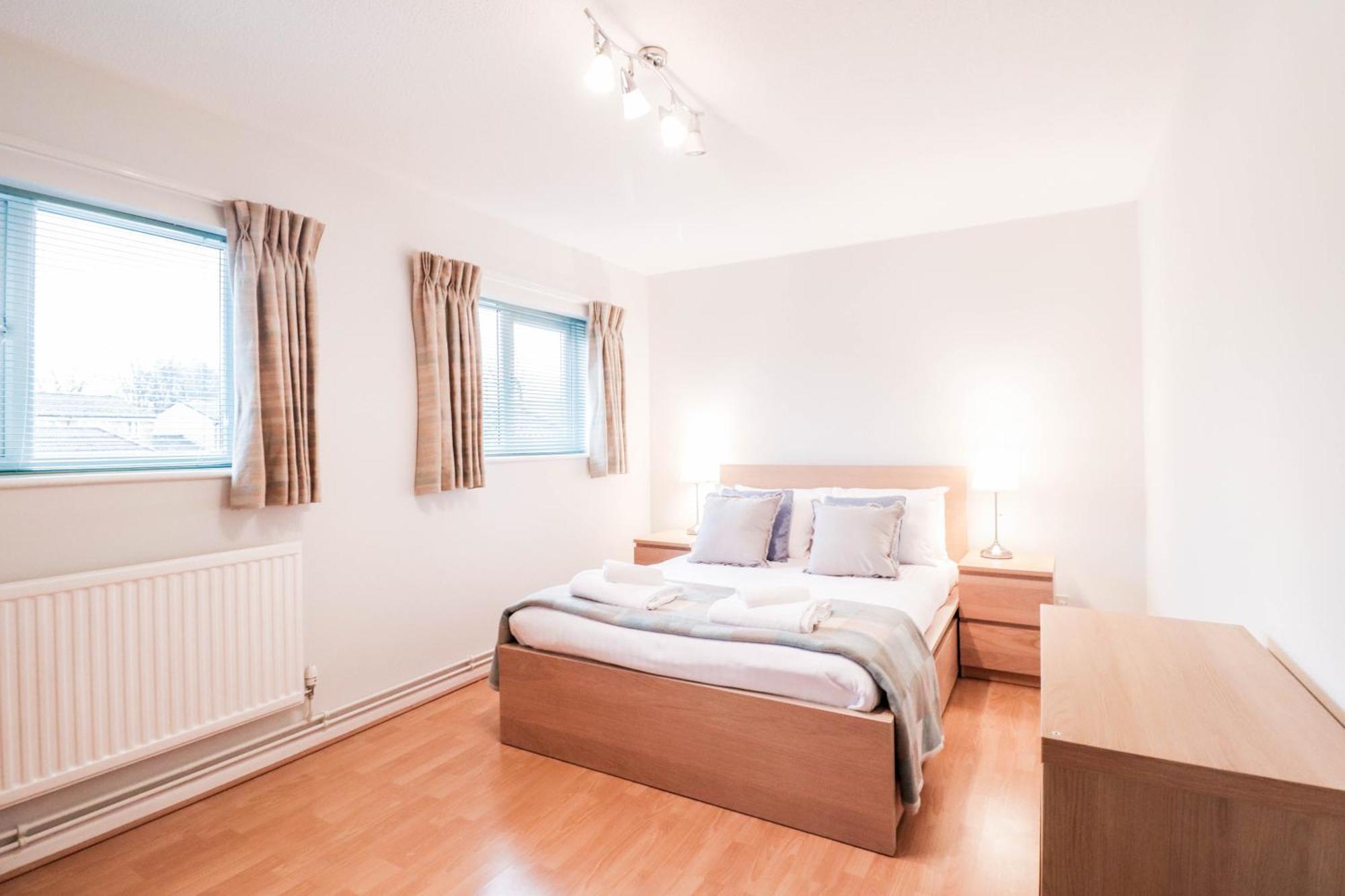 Bright And Spacious Contractor House L Parking! Borehamwood Exteriér fotografie