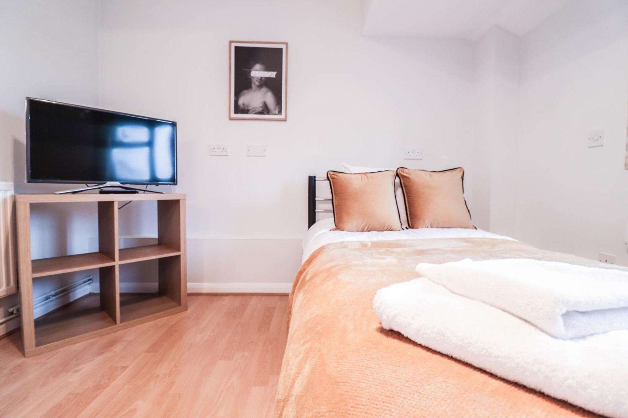 Bright And Spacious Contractor House L Parking! Borehamwood Exteriér fotografie