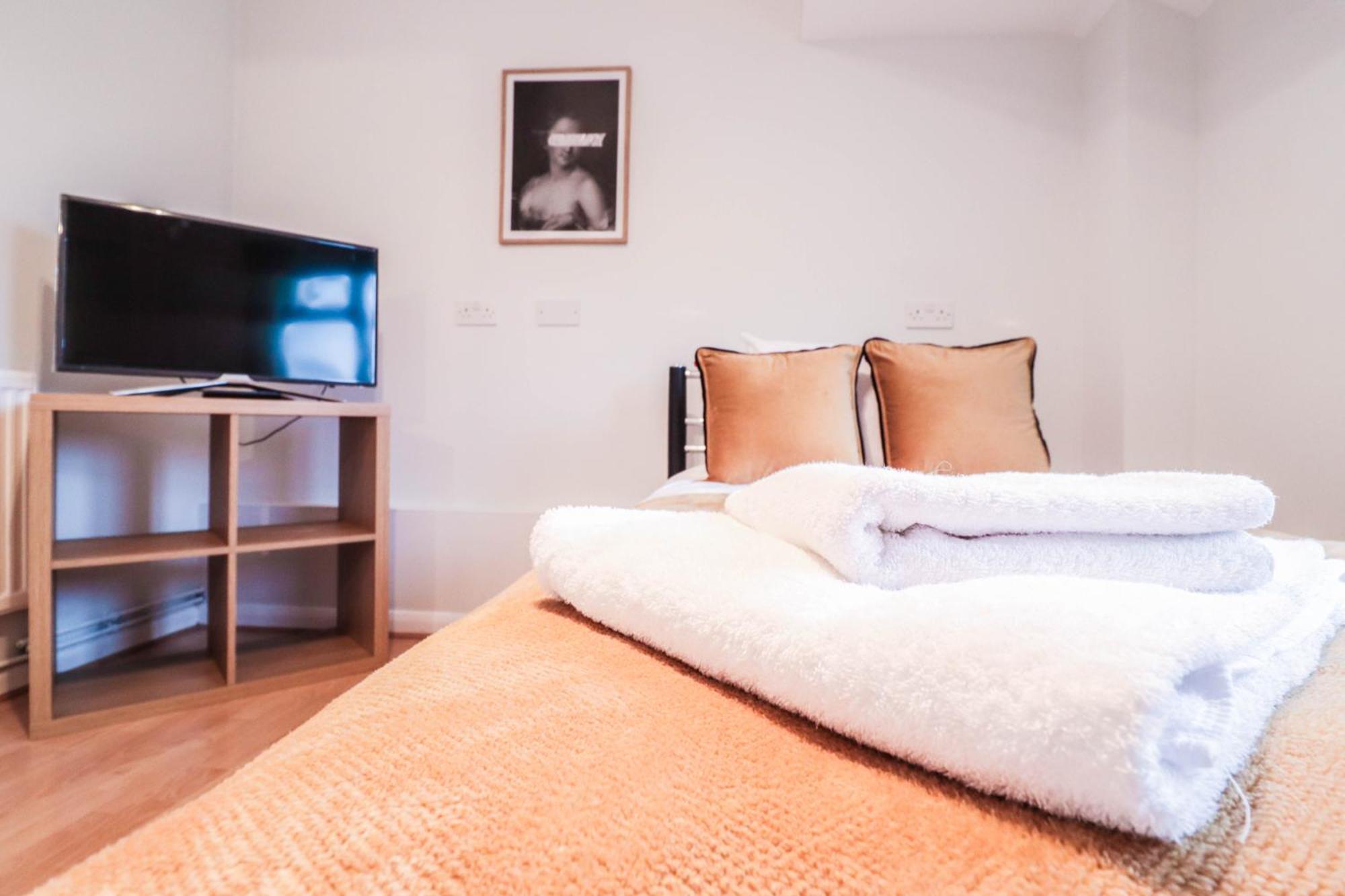 Bright And Spacious Contractor House L Parking! Borehamwood Exteriér fotografie