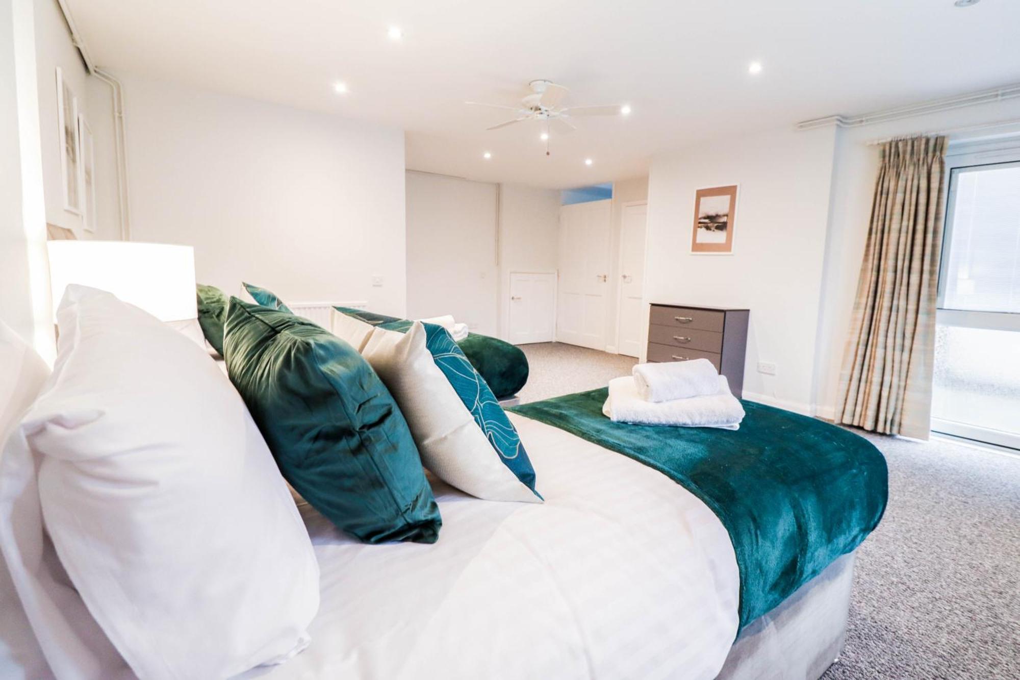 Bright And Spacious Contractor House L Parking! Borehamwood Exteriér fotografie