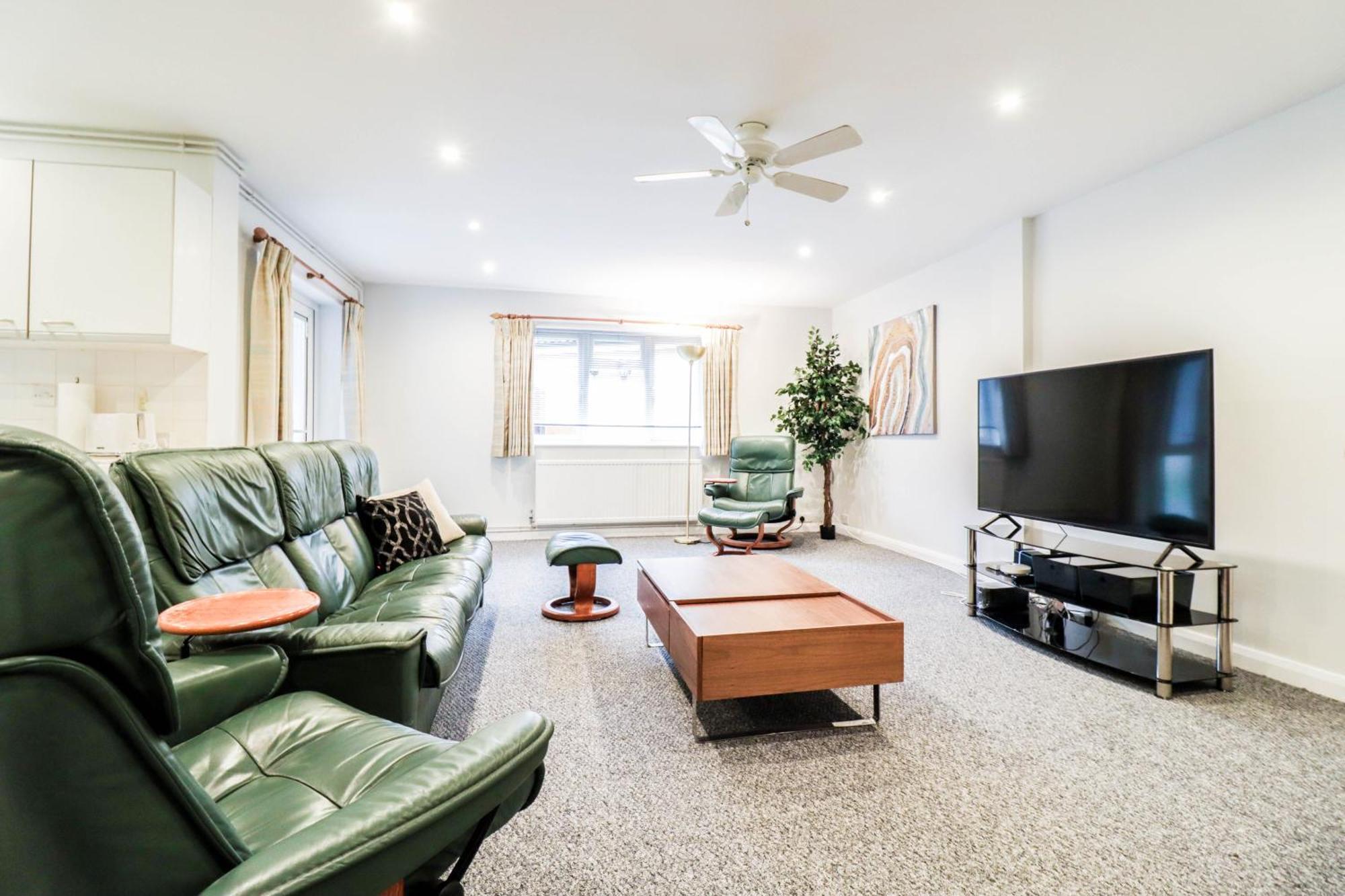 Bright And Spacious Contractor House L Parking! Borehamwood Exteriér fotografie
